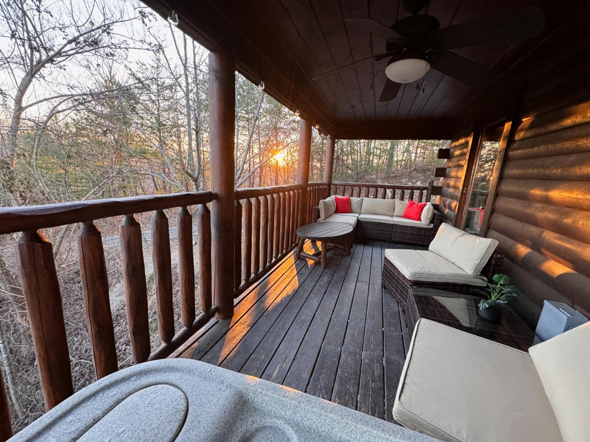 Smoky Paws - 5-Star Cabin, Stunning Mountain Views, New Hot Tub, Tranquil, Gigabit Internet, Free L2 Ev Vila Pigeon Forge Exterior foto